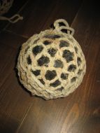 Pen og gammel kavlkule brukt ved garnfiske i gamle dager Lys grønn