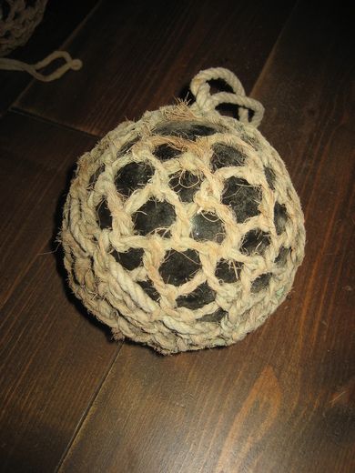 Pen og gammel kavlkule brukt ved garnfiske i gamle dager Lys grønn