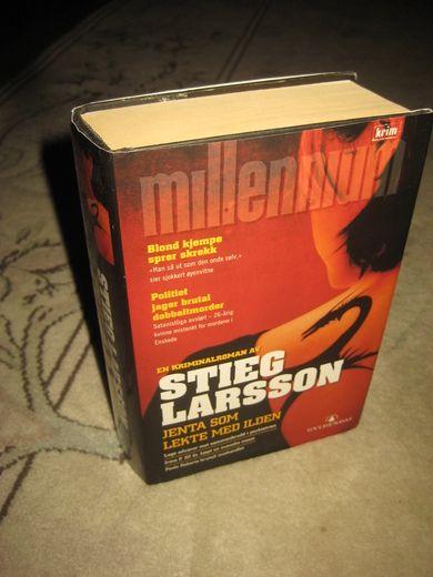LARSSON STIG: JENTA SOM LEKTE MED ILDEN 2008