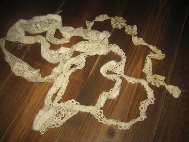 Diverse heklearbeid bl a toppdel fra gammel nattkjole Gammelt men helt