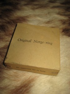 Eske med originalt innhold, Original Norges ring.  40 tallet. 