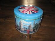 Nyere dropsboks fra England ca 13 cm i diameter 10 cm høg