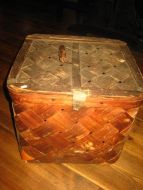 Gammel fletta sponkurv med lokk og hank fra tidleg 1900 ca 33*33 cm stor 30 cm høg