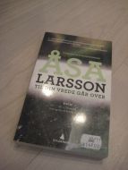 LARSSON: TIL DIN VREDE GÅR OVER 2009