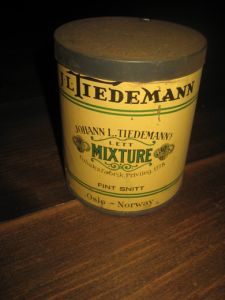 Eldre, tom tobakksboks fra Tiedemanns Tobaksfabrik,  LETT MIXTURE, FINT SNITT, 50-60 tallet. 