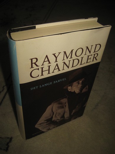 CHANDLER, RAYMOND: DET LANGE FARVEL. 2009.