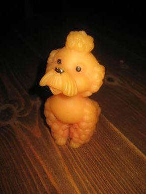 Gammel hund i gummi, ca 12 cm høg, 50 tallet.