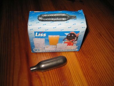 Eske med 10 stk patroner SZIFONPATRONEN 70-80 tallet