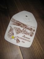 Figgjo pynteplatte fra JOHAN THOMSEN BERGEN motiv fra ÅSANE FOLKEHØGSKULE 1966