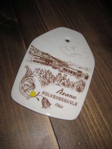 Figgjo pynteplatte fra JOHAN THOMSEN BERGEN motiv fra ÅSANE FOLKEHØGSKULE 1966
