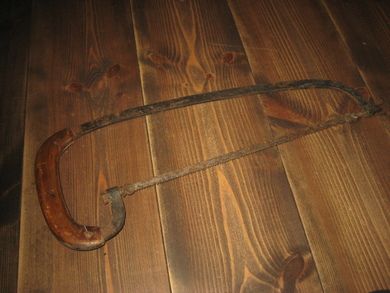 Gammel dekorativ handsag med trehandtak 30-40 tallet