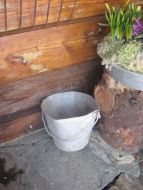 Gammelt spann med hull i botn, pen til planting av blomster. 50 tallet. 
