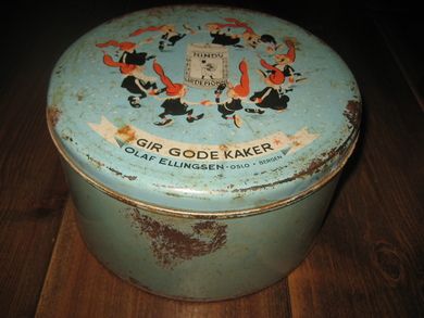 Eldre boks med reklame for HINDU KARDEMOMME fra OLAF ELLINGSEN OSLO BERGEN 50 tallet Ca 22 cm i diameter 12 cm høg