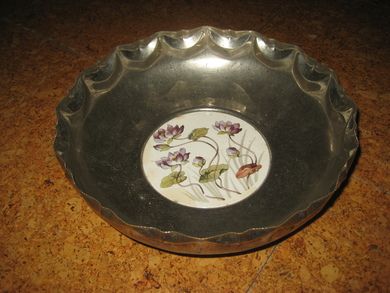 Eldre skål i blikk med porselensbunn med rosedekor 30 tallet