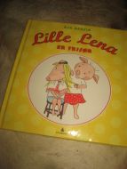 LILLE LENA ER FRISØR. 2011