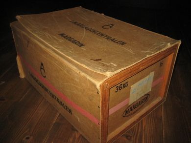 Stor margarinkanne, 35 kg, merka Olav Silset, Ålesund. 50 tallet. Ca 34*55 cm stor, 25 cm høg.