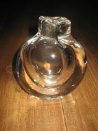 Glassvase i tykkt glass, dekorativ og pen, ca 13 cm høg, 1.4 kg tung.