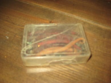 Eldre boks med plastmark pen i en fiskeutstilling