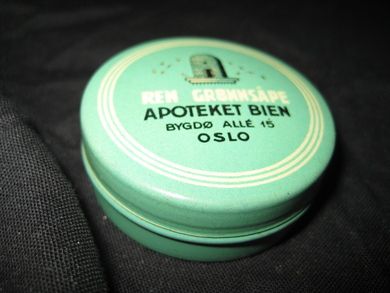 Strøken og ubrukt blikkeske uten innhold, REN GRØNNSÅPE  fra APOTEKET BIEN, OSLO, 50 tallet.