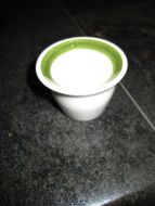 Eggeglass med grønn kant på innsida