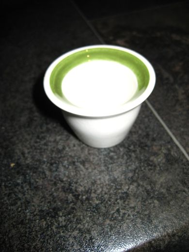 Eggeglass med grønn kant på innsida