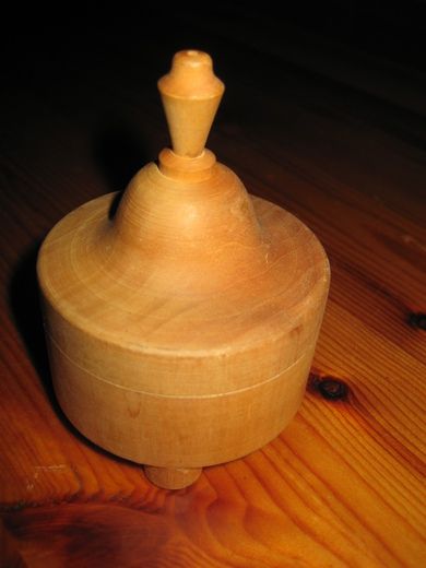 Pen, dreia skål med lokk, 6 cm i diameter.