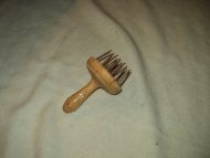 Gammelt redskap til å lage hull i deig