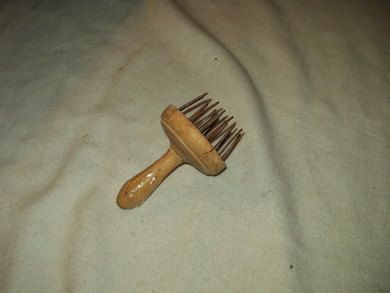 Gammelt redskap til å lage hull i deig