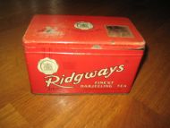 Pen eldre teboks i blikk ca 18*10 cm stor 10 cm høg 60 tallet