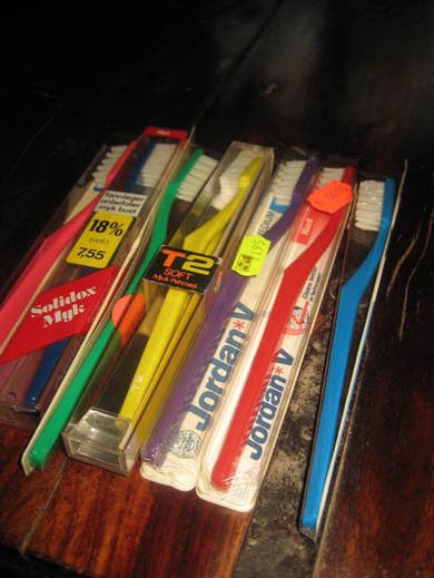 Lot med ubrukte tannkoster i originalpakning, 70-80-90 tallet. Du får den pakke som du bestiller. Pakke A5