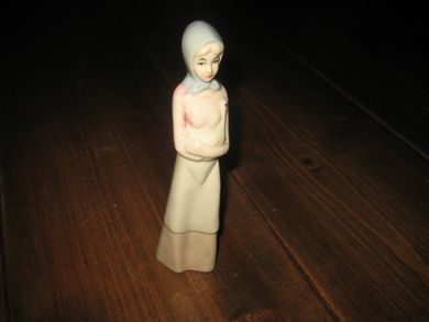 Pen porselensfigur ca 16 cm høg