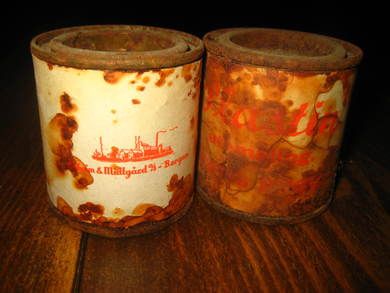 Gratis prøveboks fra Aaasheim & Midtgård Bergen 40 tallet Plastin utemaling Du ser boksen fra begge sider men det er berre en boks som blir solgt Boks nr 2