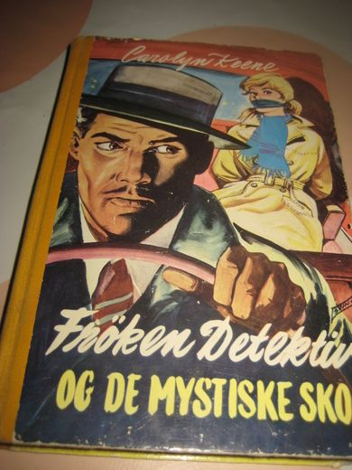 KEENE: FRØKEN DETEKTIV OG DE MYSTISKE SKO Bok nr 16 1961
