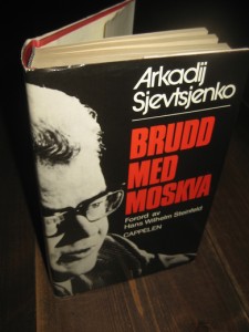 Sjevtsjenko, Arkadij: BRUDD MED MOSKVA. 1985..