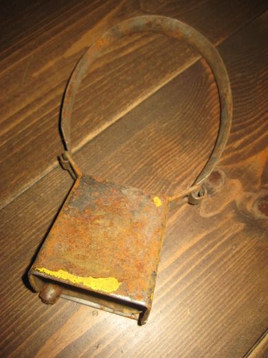 Gammel bjelle med metallkrans god lyd fra 30-40 tallet