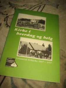 Kirke i hverdag og fest. Grimstad Frikirke 1897- 1997. 
