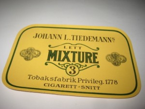 Strøken, ubrukt etikett fra JOHAN L. TIEDEMANNS Tobakksfabrik. LETT MIXTURE 3. 50 tallet.