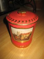 Pen engelsk kjeksboks til kjøkkenhylla? Ca 16 cm høg 12 cm i diameter 60 tallet