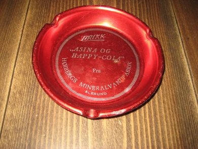 Reklameaskebeger i blikk med reklame fra HØIBERGS MINERALVANDFABRIK, ÅLESUND. 60-70 tallet.