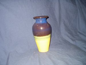 Pen vase i keramikk