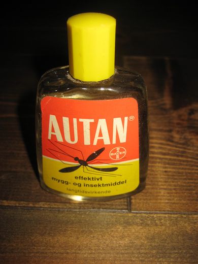 Uåpna flaske med innhold, AUTAN, effektivt mot mygg og insekter. Fra Keddel & Bommen, Oslo, 60 tallet. 