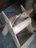 Gammel og nostalgisk sagstol fra hine hårde dager, velbrukt, trur ikkje du finn så mange av denne lenger. 1800 tallet.