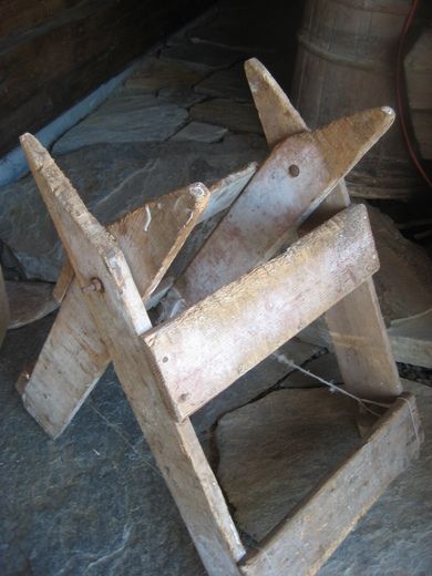 Gammel og nostalgisk sagstol fra hine hårde dager, velbrukt, trur ikkje du finn så mange av denne lenger. 1800 tallet.