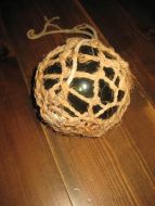 Pen kavlkule med pen seis fra tidleg 1900 Brukt ved garnfiske på den tid Ca 12 cm i diameter mørk grønn