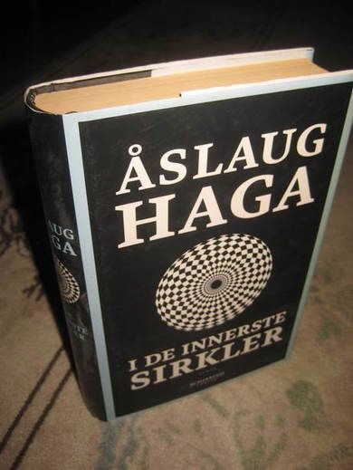 HAGA, ÅSLAUG: I DE INNERSTE SIRKLER. 2009.