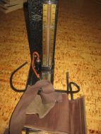SPHYGMOMANOMETER fra legekontor på 20-30 tallet blodtrykksmåler i eske Mestedelen inntakt