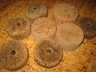 Lot med gamle garnkorker brukt ved garnfiske i gamle dager kan brukes til så mangt Du får denne loten som du har bestillt dette er lott kork nr E