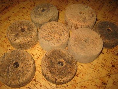 Lot med gamle garnkorker brukt ved garnfiske i gamle dager kan brukes til så mangt Du får denne loten som du har bestillt dette er lott kork nr E