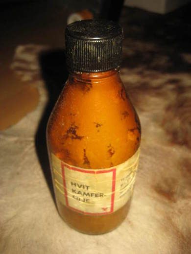 Flaske med noe innhold HVIT KAMFER OLJE liniment 60 tallet