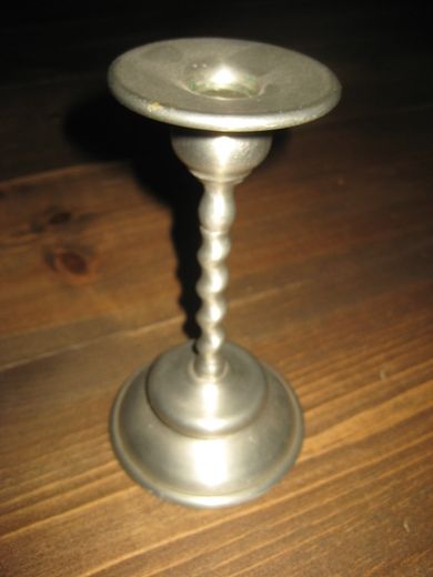 Meget pen lysestake i tinn datert 1958 Ca 17 cm høg